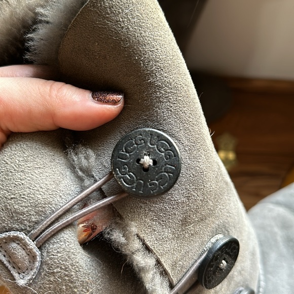 Size 8 triple Bailey button Ugg boots - Picture 3 of 9